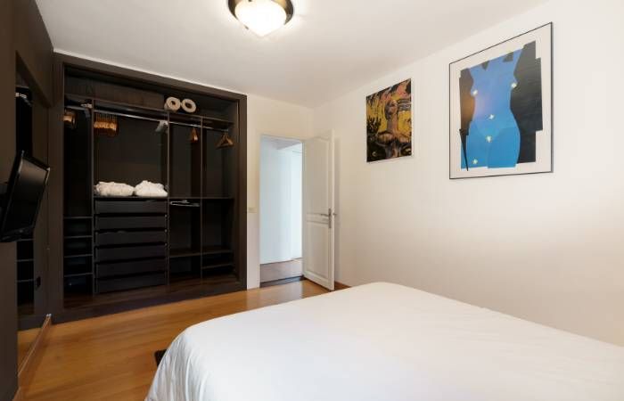 Dormitorio equipado con un espacioso armario con perchas 